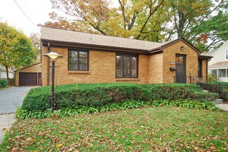 910 Cedar Ave, Elgin, IL 60120