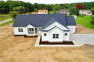 385 Oak Hollow Dr NW, Warren, OH 44481