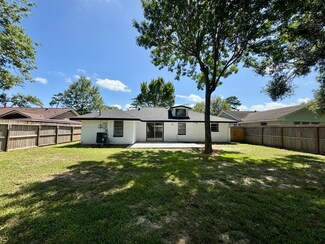 2717 Woodlawn St, Dickinson, TX 77539