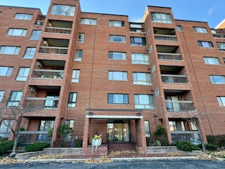 600 Naples Ct Unit 103, Glenview, IL 60025