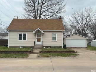 318 S Main St, Walcott, IA 52773