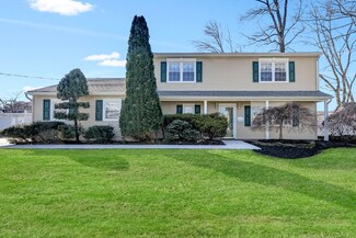 25 Lakeland Dr, Port Monmouth, NJ 07758