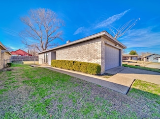 210 Lone Pine Ct, Fort Worth, TX 76108