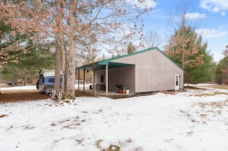 6960 N James Rd, Eden Township, MI 49644