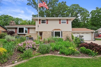 N91W17752 Saint Regis Dr, Menomonee Falls, WI 53051