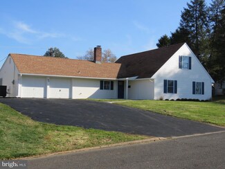 32 Falcon Rd, Levittown, PA 19056