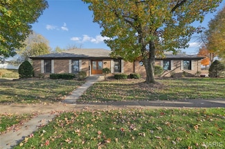 825 Phaeton Dr, Ballwin, MO 63021