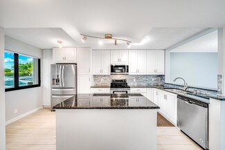 3138 Via Poinciana Unit 107, Lake Worth, FL 33467
