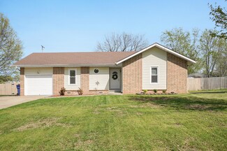 610 Daniel Ln, Willard, MO 65781