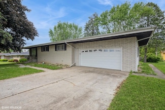 30 Helena Dr, Schererville, IN 46375