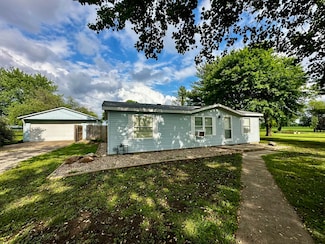 1008 Bloomington St, Dewitt, IL 61735
