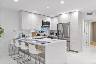 2911 N Ocean Dr, Hollywood, FL 33019