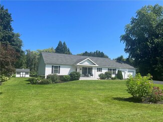 4187 Foxwood Dr, Williamson, NY 14589