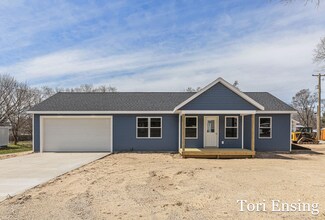 809 N Edgewood St, Greenville, MI 48838