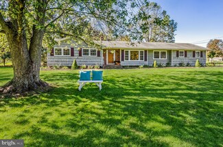 17 Cleef Dr, Belle Mead, NJ 08502