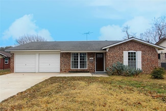 303 Huntington Dr, Euless, TX 76040