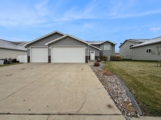 1804 28th St NW, Minot, ND 58703