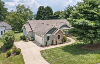 16 Devonshire Dr, Mills River, NC 28759