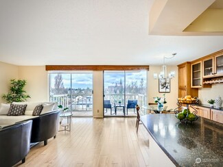 4540 8th Ave NE Unit 702, Seattle, WA 98105
