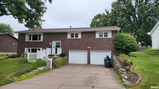 910 Sunrise Cir, Muscatine, IA 52761
