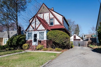 11 W 14th St, Huntington Station, NY 11746