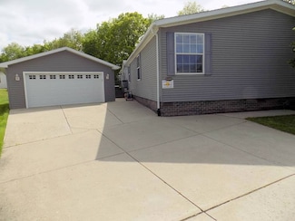 11090 Wood Run Cir, South Lyon, MI 48178