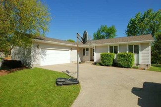 615 NE 5th St, Earlham, IA 50072