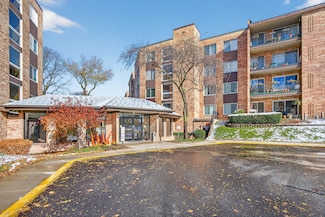500 W Huntington Commons Rd Unit 253, Mount Prospect, IL 60056