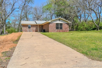 213 SE 4th St, Antlers, OK 74523