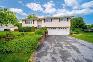 7 Ross Ln, Middletown, NY 10941