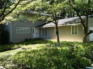 16 Fairfield Dr, Newark, DE 19711
