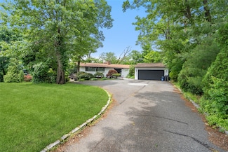 27 Parkway Dr, Roslyn Heights, NY 11577