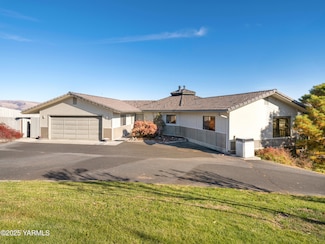 416 N 4th St, Selah, WA 98942