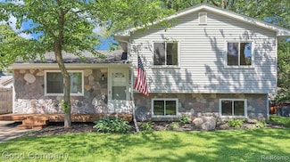 7250 Sandy Beach Dr, Waterford, MI 48329