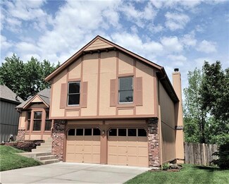 6438 Roundtree St, Shawnee, KS 66226