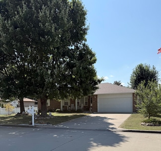 2306 W Austin St, Bolivar, MO 65613