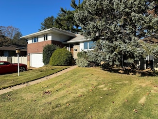 8 Westminster Rd, Syosset, NY 11791