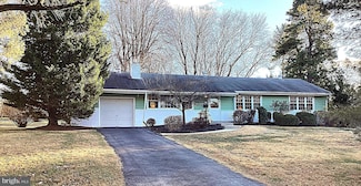 120 Hunt Club Ln, Newtown Square, PA 19073