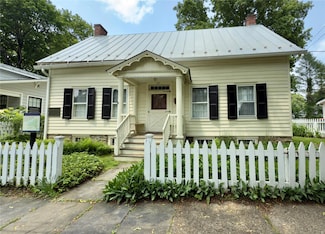 77 Livingston St, Rhinebeck, NY 12572