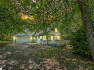 210 Radcliff Dr, Houghton Lake, MI 48629