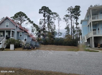 12 Wilderness Dr W, Beaufort, SC 29907