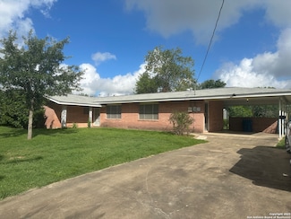 603 F St, Floresville, TX 78114