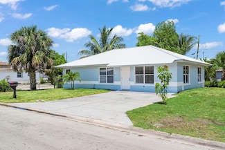 561 SW 10th St, Belle Glade, FL 33430