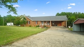 168 Country Ln, South Hill, VA 23970
