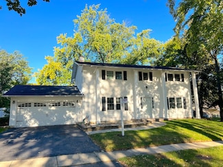 2720 Kincaid Dr, Woodridge, IL 60517