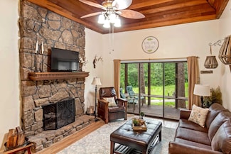 304 Country Club Dr, Brookeland, TX 75931