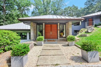 4 Chateau Ridge Rd, Greenwich, CT 06831