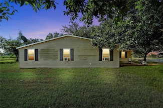 1025 Wyatt Ln, McGregor, TX 76657