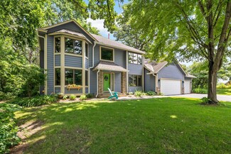 3210 Red Oak Dr, Saint Paul, MN 55121