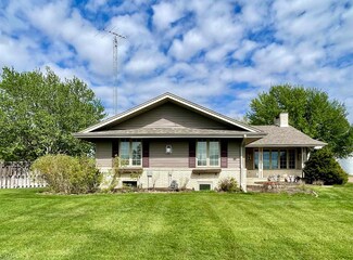 808 S L Rd, Giltner, NE 68841